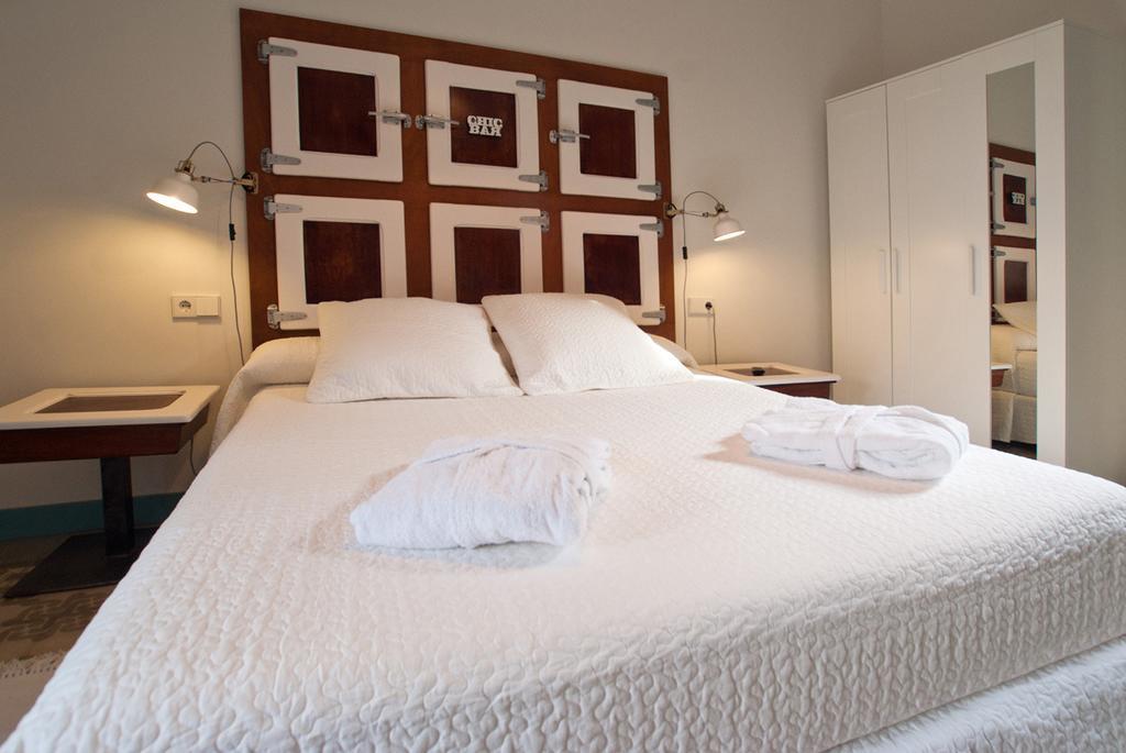 Hotel Hostal Chic Sant Feliu de Guíxols Oda fotoğraf